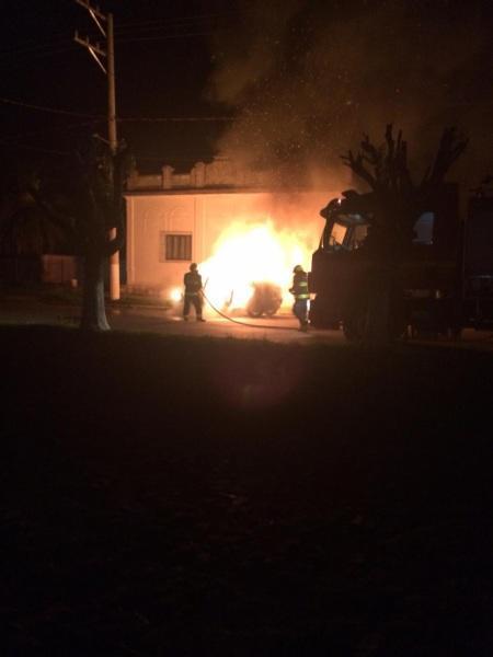 Carro pega fogo e tem queima total, em Cruz Alta.