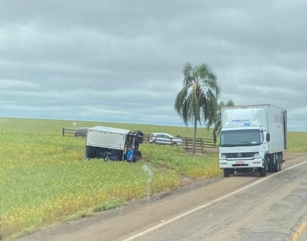 Caminhão baú tomba RSC-377 entre Cruz Alta e Ibirubá na noite da quarta