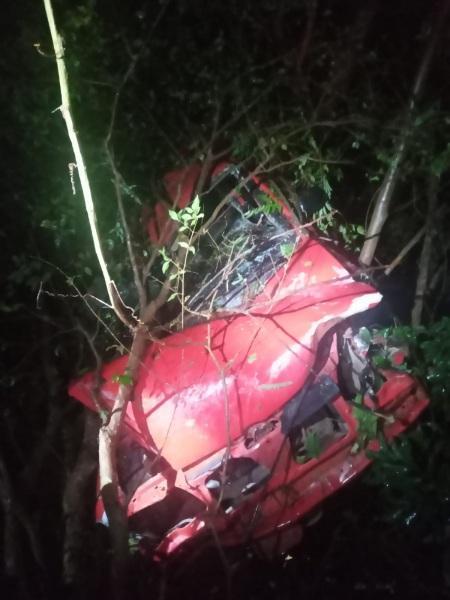Carro aquaplana e cai em barranco em Santa Bárbara do Sul