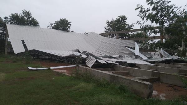Rajada de vento de 89 km/h derruba ginásio em construção em Cruz Alta