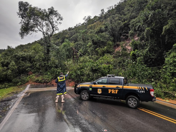 QUEDA DE BARREIRAS BR 386> 93 km de interdição entre Lajeado e Soledade 