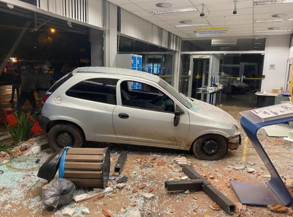 Carro desgovernado atinge agência do Banco do Brasil em Tenente Portela