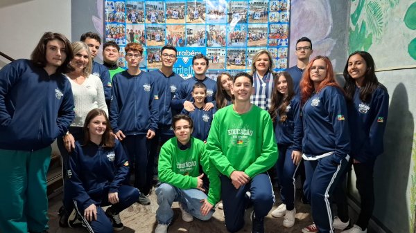 Escolas Estaduais de Cruz Alta recebem os kits de uniformes escolares