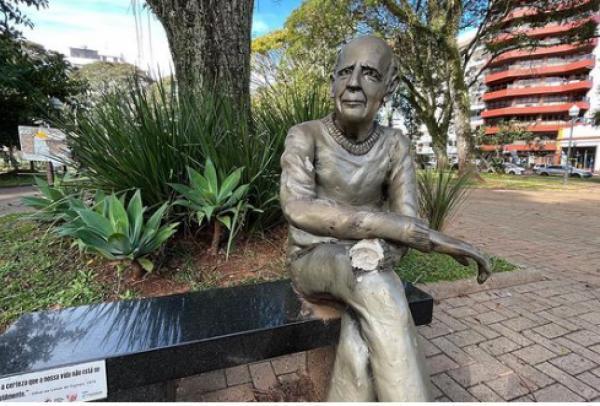Estátua de Erico Verissimo é alvo de vandalismo 