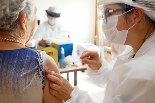 Brasil passa de 70 milhões de vacinados com a primeira dose.