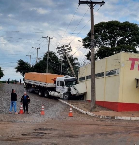 ACIDENTE: envolvendo carreta em Cruz Alta na tarde da sexta