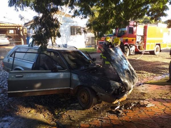 Carro pega fogo no motor na rua Marechal Floriano na manhã da quinta