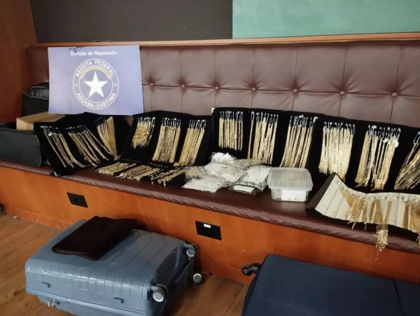 Joias de ouro  são apreendidas no aeroporto Salgado Filho. em Porto Alegre