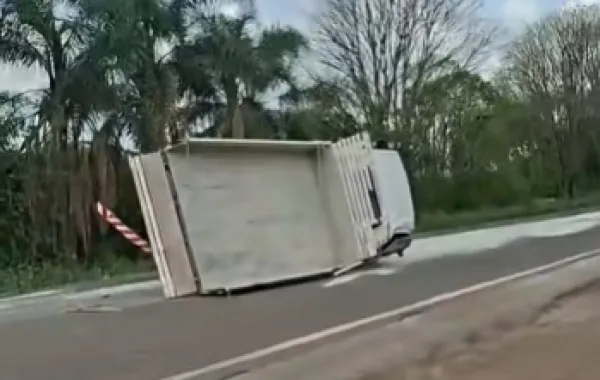 Pneu estoura e caminhão tomba na ERS-342 entre Cruz Alta e Ijuí