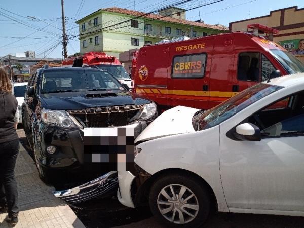 Acidente envolvendo três veículos e um pedestre é registrado em Cruz Alta