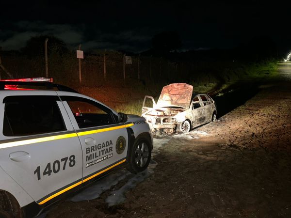 Bombeiros combatem incêndio em carro no bairro Prefeito Vila Nova