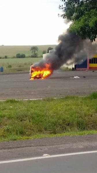 Kombi pega fogo na manhã de hoje em Cruz Alta
