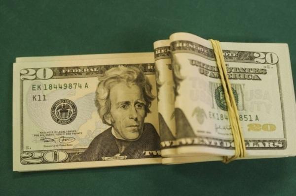 Dólar encosta em R$ 4,26 e fecha no maior nível desde criação do real