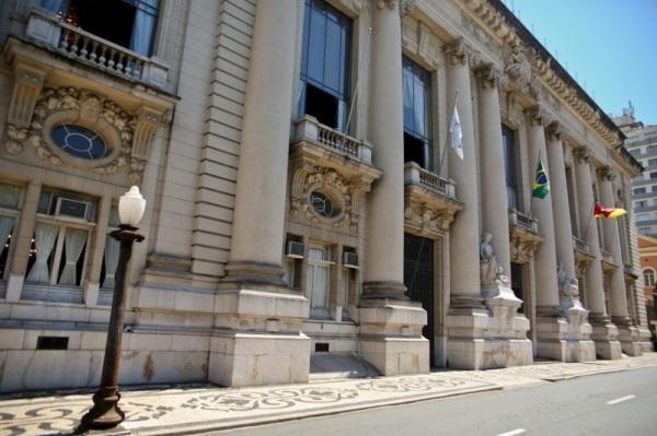 Funcionários públicos do RS completam 50 meses com salários atrasados 
