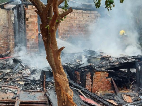 Incêndio destrói residência na Vila Rancho em Cruz Alta