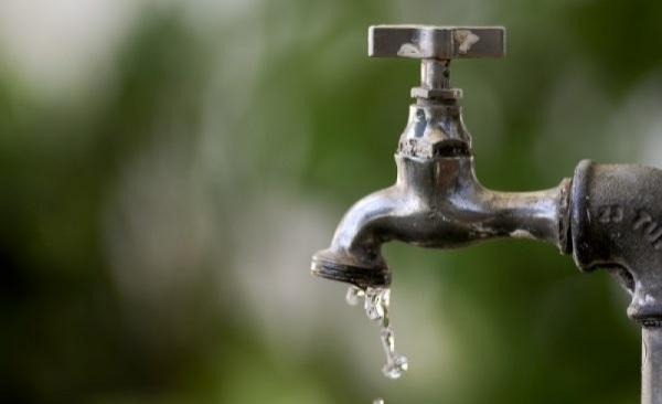 Rompimento de adutora  deixa vários bairros de Cruz Alta sem água na quarta