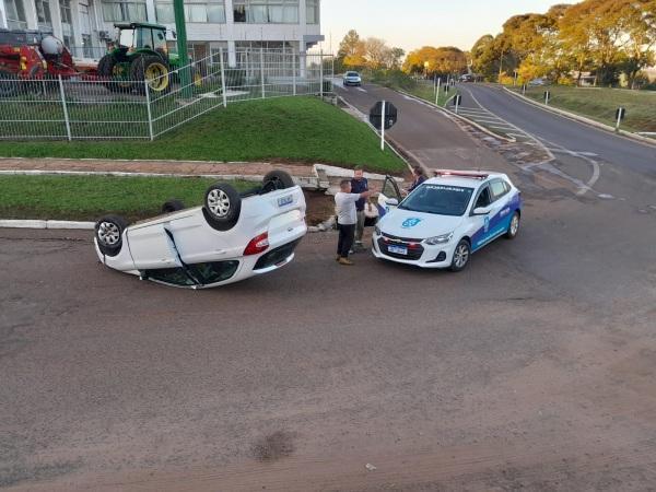 Acidente de trânsito com carro capotado na tarde da quarta-feira