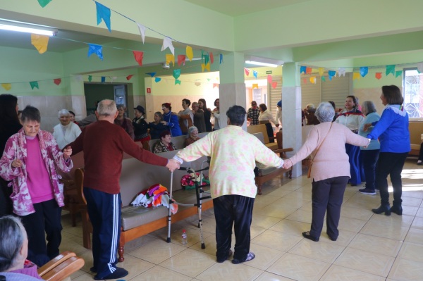Projeto Coxilha Vai às Ruas Leva Música e Alegria ao Asilo Santo Antônio
