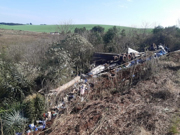 Caminhão Sai da Pista na BR-285 em Santa Bárbara  e Motorista Fica Ferido