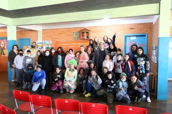 Dia D Teatro visitou as escolas Amado Lacroix e Arthur Moreira nesta terça