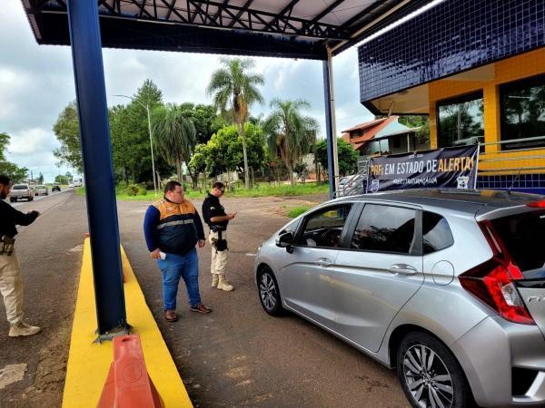 Defesa Civil distribui material informativo sobre acidentes nas rodovias