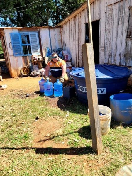 Defesa Civil de Cruz Alta segue abastece com água propriedade na Parada Benito