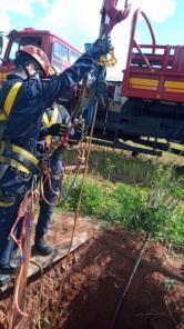 Corpo de Bombeiros de Cruz Alta resgatam vaca que caiu em poço de 12 metros