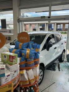 Carro invade farmácia no centro da cidade, mas ninguém se fere