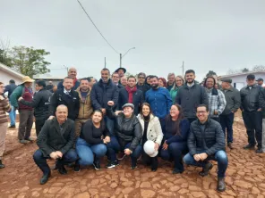 Gabriel Souza vistoria obras do programa A Casa é Sua em Cruz Alta