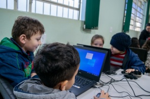 Escola Ildo Meneghetti Recebe Doação de Computadores para Modernizar Ensino