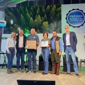 Produtores do sistema RTC/CCGL recebem prêmio Referência Leiteira na Expointer