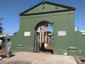 Cemitério Municipal passa por serviços de limpeza para Dia de Finados