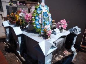 Cemitério Municipal passa por serviços de limpeza para Dia de Finados