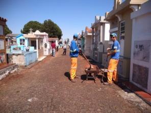 Cemitério Municipal passa por serviços de limpeza para Dia de Finados
