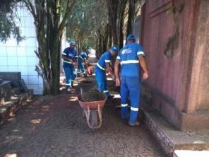 Cemitério Municipal passa por serviços de limpeza para Dia de Finados