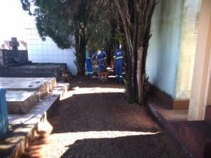 Cemitério Municipal passa por serviços de limpeza para Dia de Finados