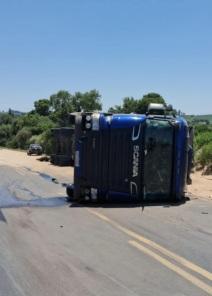 Carreta tomba na BR-158 na região do Passo dos Buracos entre Tupan e Júlio