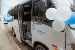 MICRO-ÔNIBUS COM ACESSIBILIDADE É ENTREGUE À SAÚDE DE CRUZ ALTA