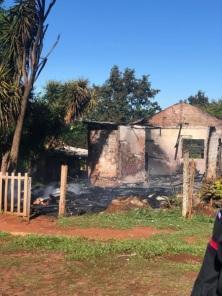 Incêndio destrói residência no Bairro Progresso;família pede ajuda com doações