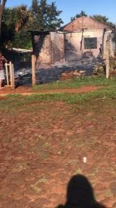 Incêndio destrói residência no Bairro Progresso;família pede ajuda com doações
