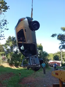 Motorista perde controle e carro capota em córrego no bairro São José