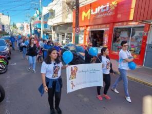 5ª Caminhada Azul percorreu o centro de Cruz Alta na manhã do sábado