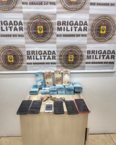 PRE apreende R$ 186 mil em notas falsas e prende casal na ERS-342 em Cruz Alta