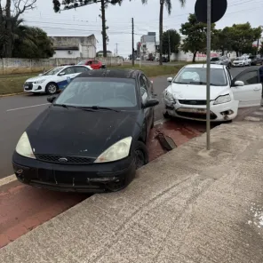  Colisão entre dois veículos é registrada na Avenida Plácido de Castro