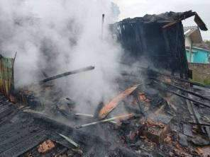 Incêndio é registrado na tarde da sexta na rua Celso dos Santos em Cruz Alta