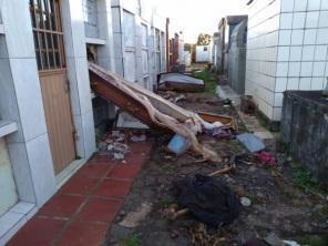 Túmulos são violados e ossadas ficam expostas em cemitério de Cruz Alta