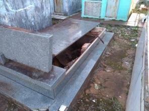 Túmulos são violados e ossadas ficam expostas em cemitério de Cruz Alta
