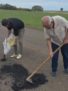 Prefeitura realiza operação tapa-buracos na RST-481 em Boa Vista do Incra