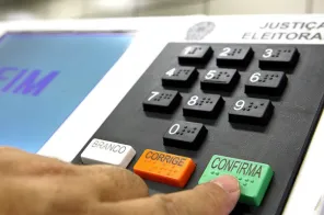 Pontos de votação no RS começam a receber distribuição das urnas eletrônicas