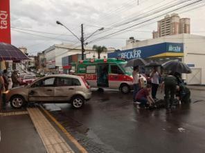 Colisão entre carro e moto deixa duas pessoas feridas no Centro de Cruz Alta